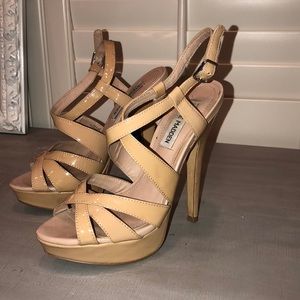 Steve Madden Uptown patent leather heel in fawn